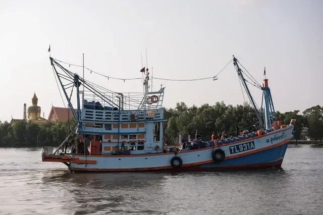 Un pesquero navega tras descargar su captura, mientras el aumento de los precios del diésel ha dejado a muchos barcos atracados debido a operaciones poco rentables, en la provincia de Samut Sakhon, Tailandia, 25 de marzo de 2026. REUTERS/Chalinee Thirasupa