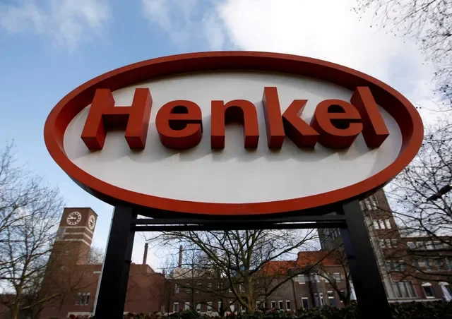 ภาพถ่ายแฟ้มภาพ: โลโก้ของกลุ่มบริษัทสินค้าอุปโภคบริโภค Henkel ปรากฏในการแถลงข่าวประจำปี ณ เมืองดึสเซลดอร์ฟ เมื่อวันที่ 8 มีนาคม 2012 REUTERS/Ina Fassbender//File Photo