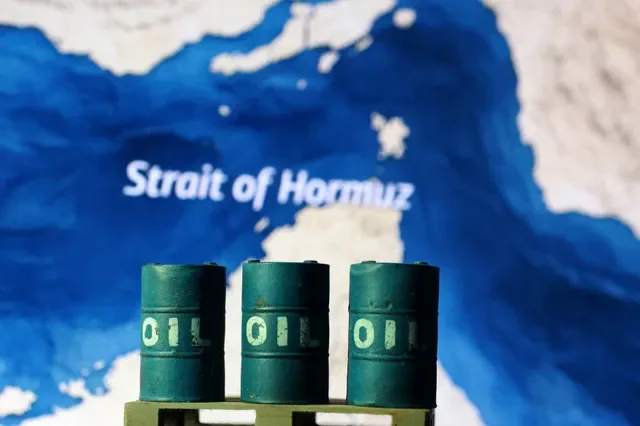แผนที่แสดงช่องแคบฮอร์มุซและถังน้ำมันจำลอง 3 มิติในภาพประกอบที่ถ่ายเมื่อวันที่ 23 มีนาคม 2026 โดย REUTERS/Dado Ruvic/Illustration