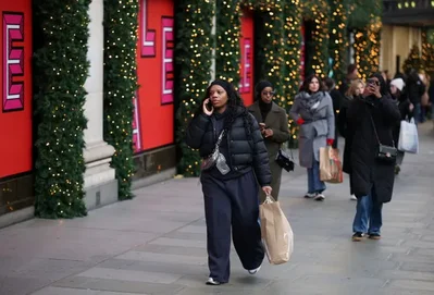 UK retail sales fell 0.4 percent in February as morale fell