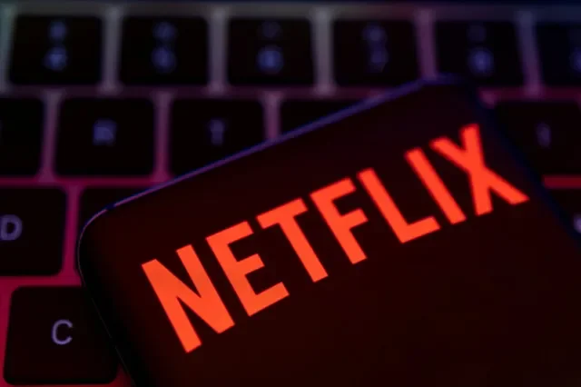 Un teléfono inteligente con el logotipo de Netflix sobre un teclado en una ilustración de abril de 2022. REUTERS/Dado Ruvic