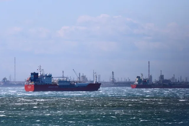 Các tàu chở khí hóa lỏng (LPG), hóa chất và dầu neo đậu ngoài khơi trung tâm dầu mỏ cảng Fos-Lavera gần Marseille, miền nam nước Pháp, ngày 26 tháng 3 năm 2026. REUTERS/Manon Cruz