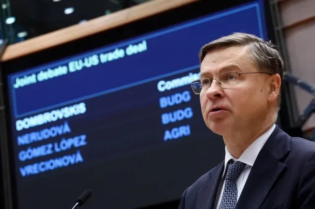 O Comissário Europeu para Economia e Produtividade, Valdis Dombrovskis, discursa durante o debate conjunto sobre o acordo comercial UE-EUA no Parlamento Europeu em Bruxelas, Bélgica, em 26 de março de 2026. REUTERS/Yves Herman
