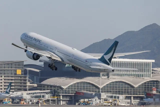 FOTO DE ARCHIVO: Un avión de Cathay Pacific despega en el Aeropuerto Internacional de Hong Kong el día del lanzamiento oficial de su tercera pista, en Hong Kong, China, el 28 de noviembre de 2024. REUTERS/Tyrone Siu/Foto de archivo
