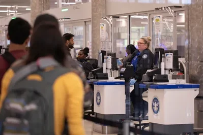 特朗普签署行政令支付五万名机场安检人员工资以缓解旅行压力