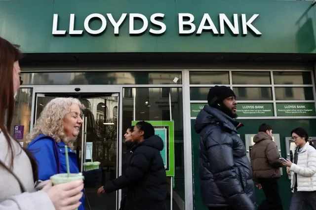 FOTO DE ARCHIVO: Personas caminan frente a una sucursal de Lloyds Bank en Londres, Gran Bretaña, 28 de enero de 2026. REUTERS/Jack Taylor/Archivo