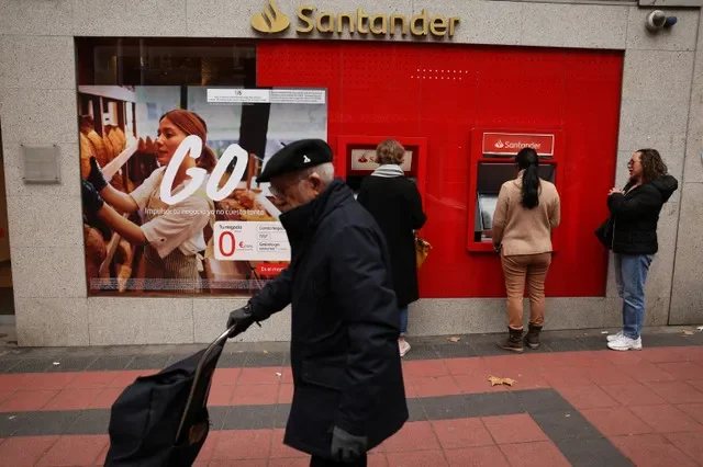 Personas utilizan cajeros automáticos de una sucursal de Banco Santander en Madrid, España, el 19 de diciembre de 2025. REUTERS/Susana Vera