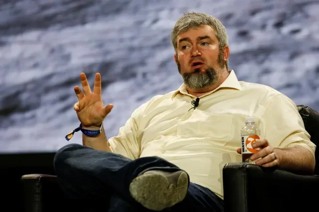FOTO DE ARQUIVO: Nathan McCauley, cofundador e CEO da Anchorage Digital, gesticula enquanto fala durante a Bitcoin Conference 2022 em Miami Beach, Flórida, EUA, 6 de abril de 2022. REUTERS/Marco Bello/Foto de Arquivo