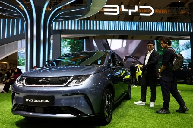 Um visitante observa um veículo elétrico BYD Dolphin fabricado pela montadora chinesa BYD durante o Indonesia International Motor Show 2026 em Jacarta, Indonésia, 9 de fevereiro de 2026. REUTERS/Willy Kurniawan/Foto de Arquivo