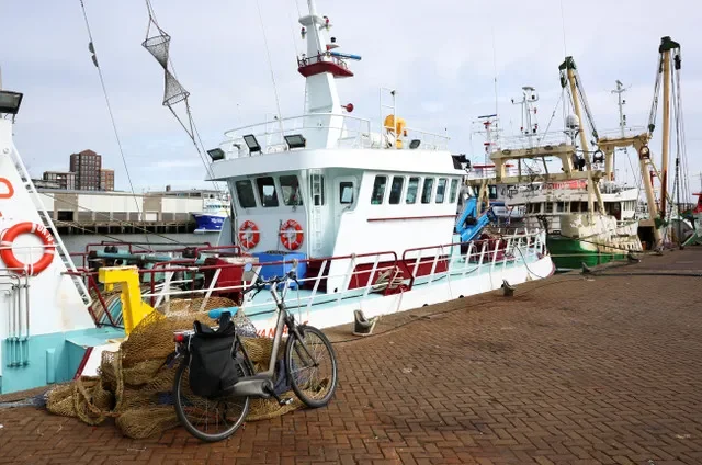 Các tàu đánh cá Hà Lan tập trung tại cảng IJmuiden do chi phí dầu diesel tăng cao ngày 27/03/2026. REUTERS/Piroschka van de Wouw