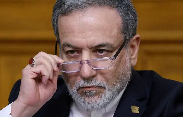 FOTO DE ARCHIVO: El ministro de Asuntos Exteriores de Irán, Abbas Araqchi, se ajusta las gafas durante una rueda de prensa tras las conversaciones con el ministro de Asuntos Exteriores de Rusia, Serguéi Lavrov, en Moscú, Rusia, 17 de diciembre de 2025. REUTERS/Ramil Sitdikov/Pool/Foto de archivo