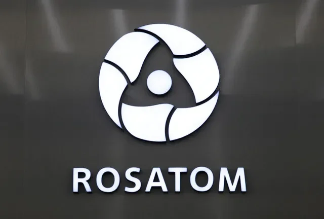 FOTO DE ARCHIVO: Una vista muestra un tablero con el logotipo de la agencia rusa de energía atómica Rosatom durante el Foro Económico Internacional de San Petersburgo (SPIEF) en San Petersburgo, Rusia, el 19 de junio de 2025. REUTERS/Anton Vaganov/Archivo