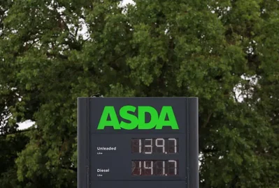 Asda ในอังกฤษเผชิญภาวะน้ำมันขาดแคลนชั่วคราวจากสงคราม