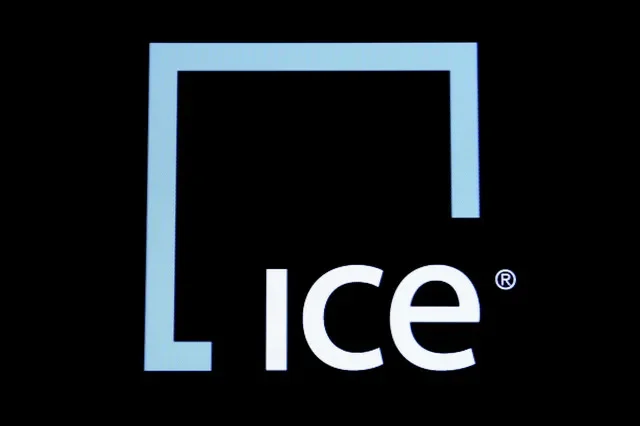 FOTO DE ARQUIVO: Uma tela exibe o símbolo e o logotipo da Intercontinental Exchange Inc. (ICE) no pregão da Bolsa de Valores de Nova York (NYSE) em 1º de março de 2016. REUTERS/Brendan McDermid/Arquivo