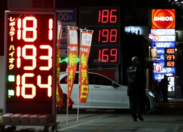 Painéis exibem preços de combustíveis em postos de gasolina em meio ao conflito entre EUA-Israel e Irã, em Tóquio, Japão, 13 de março de 2026. REUTERS/Issei Kato