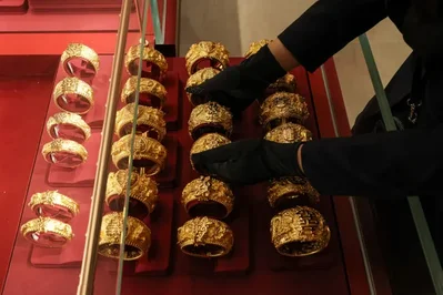 Gold rises on Friday but heads for fourth weekly loss
