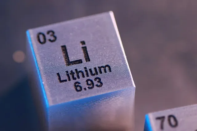 Hình ảnh minh họa ký hiệu, số nguyên tử và khối lượng nguyên tử của nguyên tố Lithium (Li), chụp ngày 21 tháng 1 năm 2026. REUTERS/Dado Ruvic/Minh họa