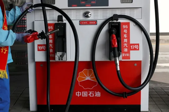 ภาพแฟ้ม: พนักงานถือหัวจ่ายน้ำมันหลังจากเติมน้ำมันให้กับรถยนต์ที่สถานีบริการน้ำมัน PetroChina ในกรุงปักกิ่ง ประเทศจีน เมื่อวันที่ 10 มีนาคม 2026 โดย REUTERS/Florence Lo/File Photo