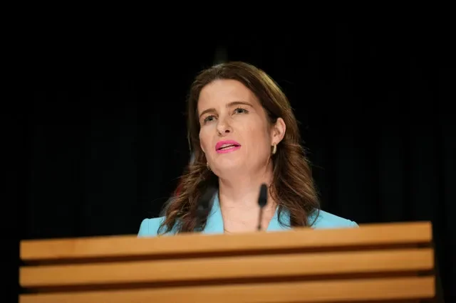 Nicola Willis, ministra de Finanzas de Nueva Zelanda, habla durante un anuncio en el parlamento en Wellington, Nueva Zelanda, el 24 de septiembre de 2025. REUTERS/Marty Melville