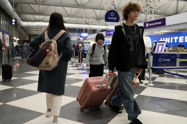 Travelers moving through Chicago O'Hare International Airport during the 2025 Thanksgiving holiday period. Photo: REUTERS/Jim Vondruska