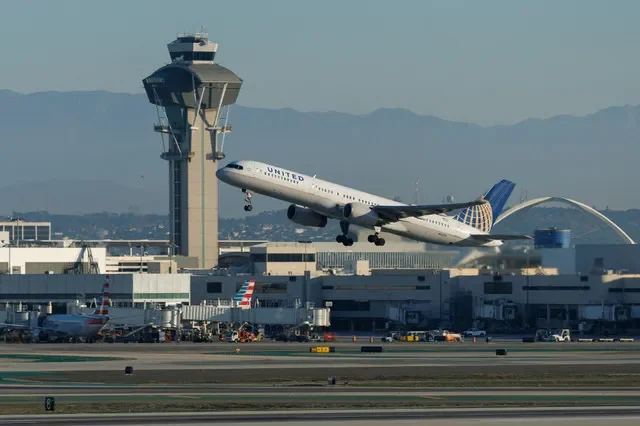 A United Airlines commercial airliner takes-off from Los Angeles International Airport in Los Angeles, California, U.S., November 6, 2025. REUTERS/Mike Blake