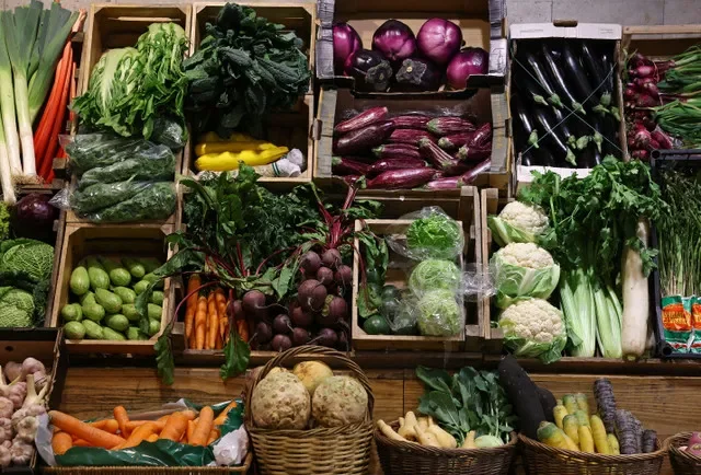 Vegetales a la venta en la tienda de delicatessen Panzer's en Londres, Gran Bretaña, 26 de marzo de 2024. REUTERS/Toby Melville