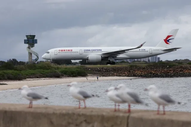 资料图片:2026年2月26日,一架中国东方航空客机在澳大利亚悉尼机场跑道上滑行。路透社/Hollie Adams/资料图片