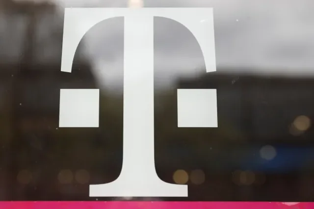 Se observa un logotipo de T-Mobile en la puerta de una tienda en Manhattan, Nueva York, Estados Unidos, el 30 de abril de 2018. REUTERS/Shannon Stapleton