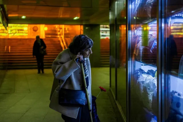 Una mujer de edad avanzada observa un escaparate en un paso subterráneo en Moscú, Rusia, el 1 de abril de 2024. REUTERS/Maxim Shemetov