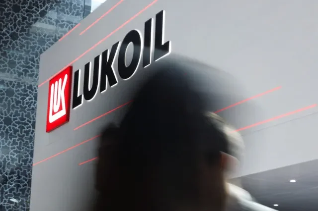 Pessoas passam pelo logotipo da Lukoil durante o evento anual da indústria de energia Abu Dhabi International Petroleum Exhibition and Conference (ADIPEC) em Abu Dhabi, Emirados Árabes Unidos, 3 de novembro de 2025. REUTERS/Amr Alfiky