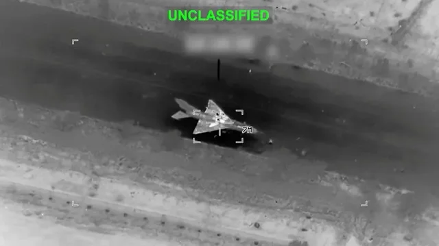 2026年3月30日に公開された動画のスクリーンショット。米中央軍(CENTCOM)によれば、米国・イスラエルとイランの紛争の中、攻撃を受ける直前の場所不明のイラン航空機。CENTCOM via X/Handout via REUTERS