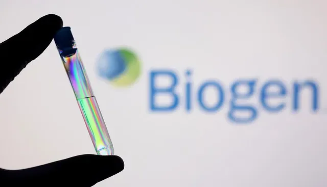 หลอดทดลองวางอยู่ด้านหน้าโลโก้ Biogen ในภาพประกอบที่ถ่ายเมื่อวันที่ 1 ธันวาคม 2021 REUTERS/Dado Ruvic/Illustration