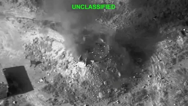 2026年3月30日に公開された動画のスクリーンショット。米中央軍(CENTCOM)によれば、米国・イスラエルとイランの紛争の中、場所不明のイランの標的が攻撃された後に煙が上がっている様子。CENTCOM via X/Handout via REUTERS