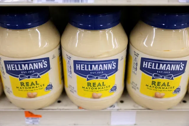 Ảnh tư liệu: Thương hiệu Hellmann's của Unilever được trưng bày tại một cửa hàng ở Manhattan, Thành phố New York, Hoa Kỳ vào ngày 24/03/2022. Ảnh: REUTERS/Andrew Kelly