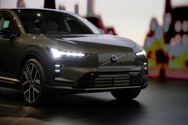 ภาพถ่ายแฟ้ม: รถยนต์ SUV ไฟฟ้ารุ่นใหม่ EX60 ของวอลโว่ คาร์ส ถูกนำมาจัดแสดงในงานเปิดตัว ณ กรุงสตอกโฮล์ม ประเทศสวีเดน เมื่อวันที่ 21 มกราคม 2026 REUTERS/Marie Mannes/File Photo