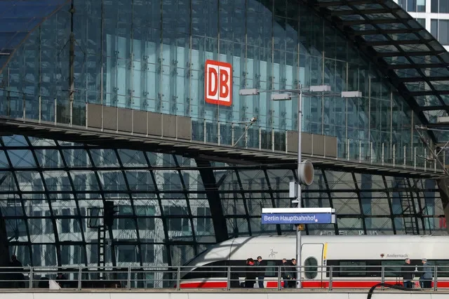 ภาพถ่ายแฟ้มภาพ: รถไฟที่สถานีรถไฟหลักของกรุงเบอร์ลิน ในวันที่ Deutsche Bahn รัฐวิสาหกิจรถไฟของเยอรมนี และสหภาพพนักงานขับรถไฟ GDL บรรลุข้อตกลงด้านค่าจ้าง ในกรุงเบอร์ลิน ประเทศเยอรมนี เมื่อวันที่ 27 กุมภาพันธ์ 2026 โดย REUTERS/Lisi Niesner/File Photo