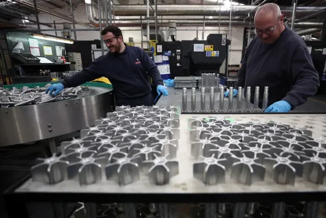 Un trabajador inspecciona una sección de cola de un proyectil de mortero de 81 mm en la línea de producción de la fábrica de municiones de BAE en Washington, Reino Unido, 8 de noviembre de 2023. REUTERS/Phil Noble/Foto de archivo