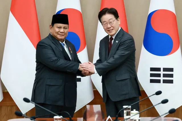 South Korean President Lee Jae Myung shakes hands with Indonesian President Prabowo Subianto at the Presidential Blue House in Seoul, April 1, 2026. Yonhap via REUTERS