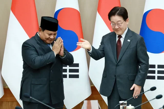2026年4月1日,韩国总统李在明在首尔青瓦台迎接印度尼西亚总统普拉博沃·苏比延多。Yonhap via REUTERS