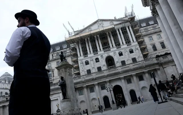 Un hombre permanece de pie frente al Banco de Inglaterra en Londres, Gran Bretaña, el 1 de abril de 2026. REUTERS/Hannah McKay