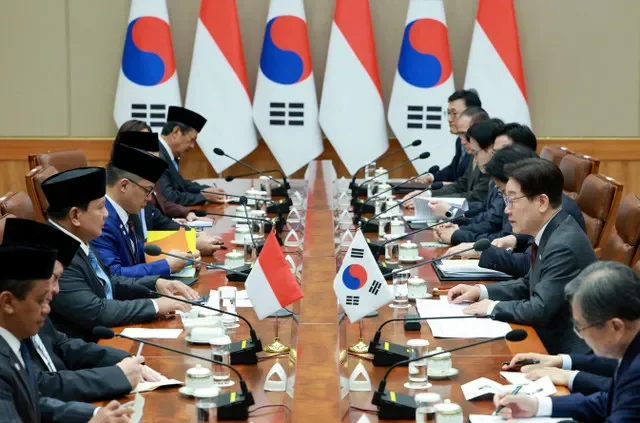 2026年4月1日,韩国总统李在明在首尔青瓦台与印度尼西亚总统普拉博沃·苏比延多进行交谈。Yonhap via REUTERS