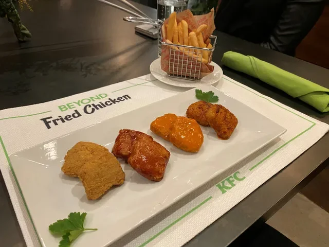 Một đĩa gà rán Beyond Fried Chicken ăn kèm với nước sốt KFC tại Chicago, Illinois, Hoa Kỳ. Ảnh chụp ngày 28 tháng 1 năm 2020. REUTERS/Richa Naidu/File Photo