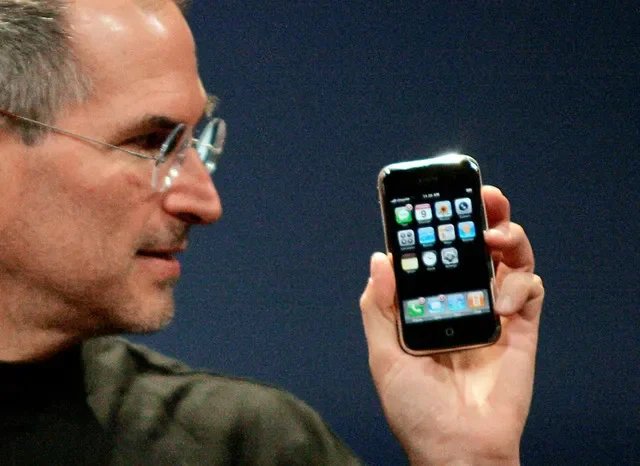 FOTO DE ARQUIVO: O CEO da Apple Computer Inc., Steve Jobs, segura o novo iPhone em San Francisco, Califórnia, em 9 de janeiro de 2007. REUTERS/Kimberly White/Arquivo
