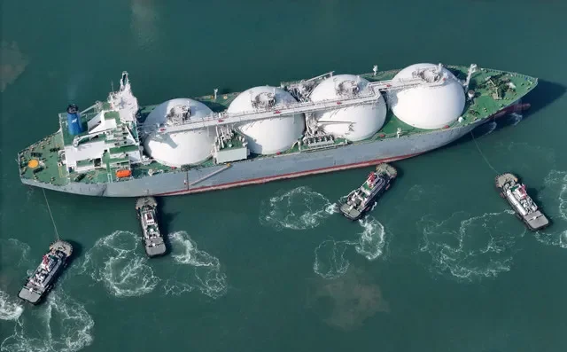 Uma vista de drone mostra rebocadores auxiliando um navio petroleiro de gás natural liquefeito (GNL) a atracar em um porto em Yantai, província de Shandong, China, em 14 de fevereiro de 2025. cnsphoto via REUTERS