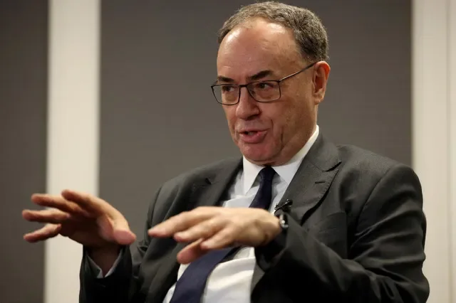 Andrew Bailey, gobernador del Banco de Inglaterra, durante una entrevista con Reuters en la sede del banco central en Londres, Reino Unido, el 1 de abril de 2026. REUTERS/Hannah McKay