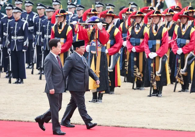 2026年4月1日,韩国总统李在明与印度尼西亚总统普拉博沃·苏比延多在首尔青瓦台举行的欢迎仪式上检阅仪仗队。Yonhap via REUTERS