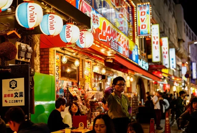 Pessoas desfrutam de bebidas e comida em restaurantes izakaya no distrito comercial de Ameyoko, em Tóquio, Japão, em 15 de fevereiro de 2024. REUTERS/Issei Kato