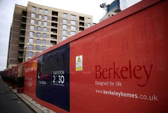 ป้ายโลโก้ของ Berkeley Group บริเวณเขตก่อสร้างในกรุงลอนดอน สหราชอาณาจักร เมื่อวันที่ 4 มีนาคม 2023 โดย REUTERS/Henry Nicholls