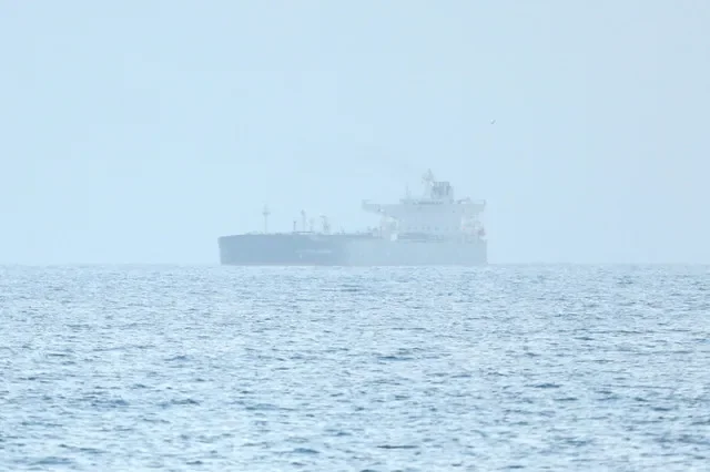 ワシントンによる事実上の石油封鎖により経済が停滞し、エネルギー危機に直面するキューバのマタンサス湾に到着したロシア船籍の石油タンカー「アナトリー・コロドキン号」。この危機により、人口1000万人の同国では厳格なガソリン配給と一連の停電が発生している(2026年3月31日)。 REUTERS/Norlys Perez