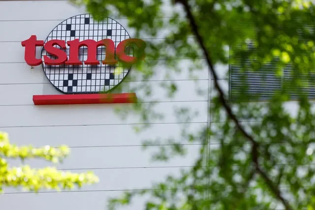 ẢNH TƯ LIỆU: Logo của TSMC được hiển thị trên một tòa nhà ở Tân Trúc, Đài Loan vào ngày 15 tháng 4 năm 2025. REUTERS/Ann Wang/Ảnh tư liệu